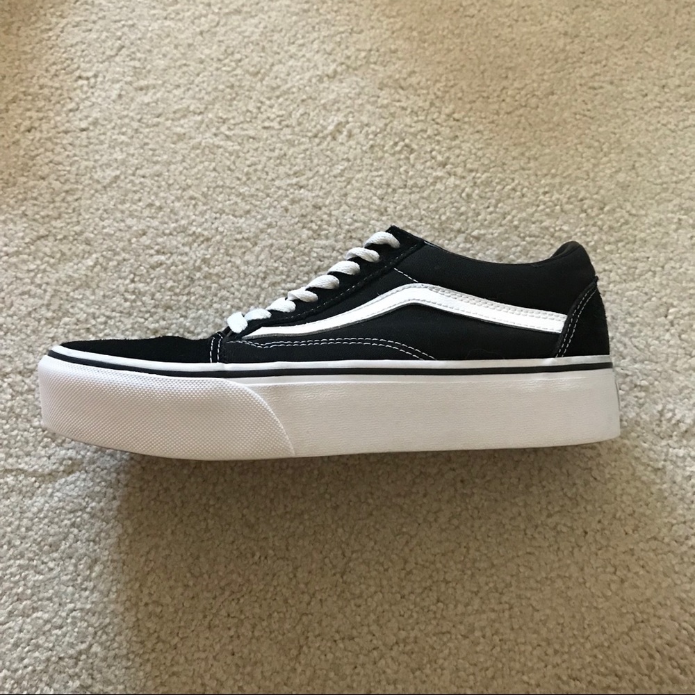 Black and white platform old skool Vans